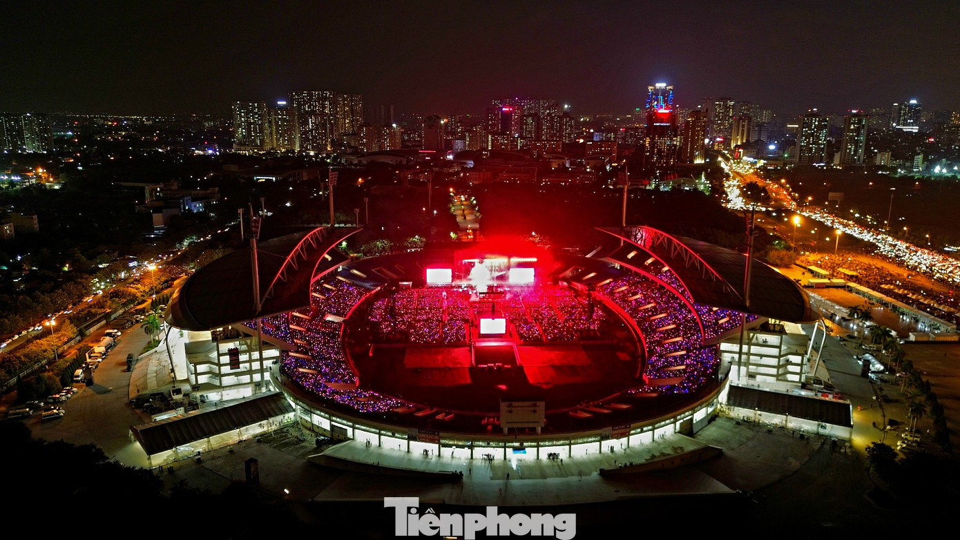 Lượng khán giả đến với đêm thứ 2 của BlackPink ít hơn ngày một. Các khán đài chưa được lấp đầy. Giá vé chợ đen sát giờ diễn chỉ giảm ít so với giá gốc. Bên cạnh đó sáng nay BTC đã mở bán vé online và trực tiếp tại sân. Lượng khán giả đến với đêm thứ 2 của BlackPink ít hơn ngày một. Các khán đài chưa được lấp đầy. Giá vé chợ đen sát giờ diễn chỉ giảm ít so với giá gốc. Bên cạnh đó sáng nay BTC đã mở bán vé online và trực tiếp tại sân.