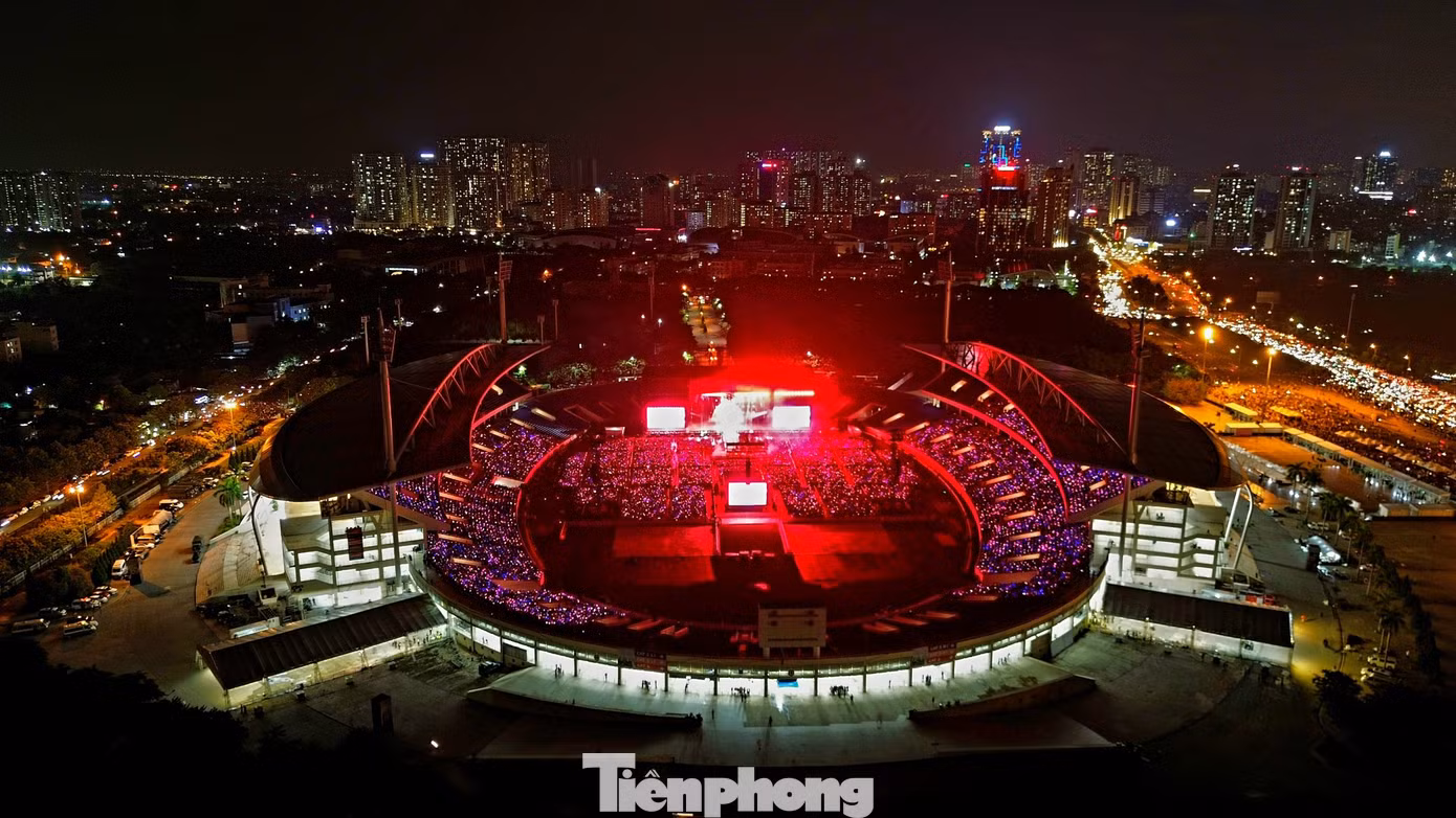 Lượng khán giả đến với đêm thứ 2 của BlackPink ít hơn ngày một. Các khán đài chưa được lấp đầy. Giá vé chợ đen sát giờ diễn chỉ giảm ít so với giá gốc. Bên cạnh đó sáng nay BTC đã mở bán vé online và trực tiếp tại sân. Lượng khán giả đến với đêm thứ 2 của BlackPink ít hơn ngày một. Các khán đài chưa được lấp đầy. Giá vé chợ đen sát giờ diễn chỉ giảm ít so với giá gốc. Bên cạnh đó sáng nay BTC đã mở bán vé online và trực tiếp tại sân.
