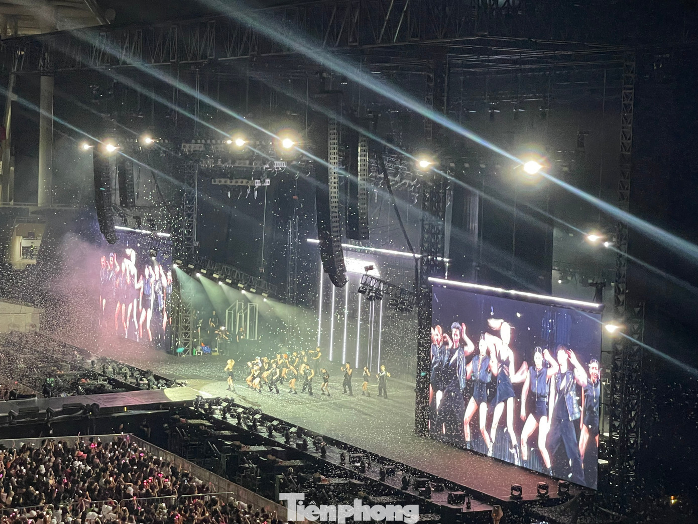 Các thành viên lần lượt trình diễn ca khúc solo. Giọng ca chính BlackPink thể hiện 2 ca khúc Gone và On The Ground. Các thành viên lần lượt trình diễn ca khúc solo. Giọng ca chính BlackPink thể hiện 2 ca khúc Gone và On The Ground.