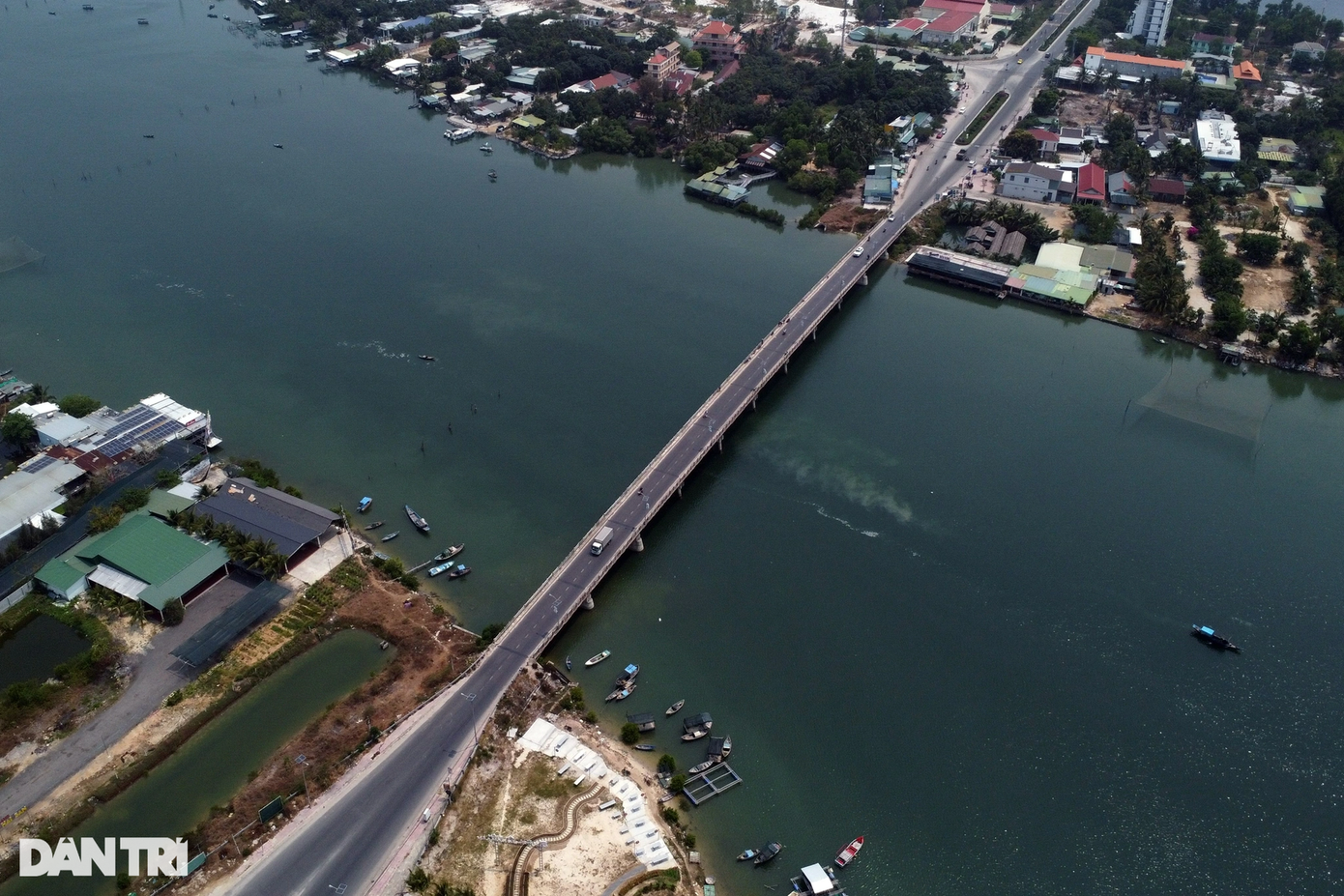 Cầu Cam Hải (tên gọi khác là Cầu Mới) kết nối giữa biển vào trung tâm thị trấn Cam Đức, nơi đặt trụ sở các ban ngành, đoàn thể thuộc huyện Cam Lâm. Cầu Cam Hải (tên gọi khác là Cầu Mới) kết nối giữa biển vào trung tâm thị trấn Cam Đức, nơi đặt trụ sở các ban ngành, đoàn thể thuộc huyện Cam Lâm.