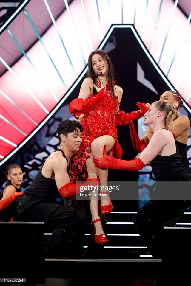 4 thành viên BlackPink trình diễn sân khấu solo. Ảnh: Twitter, Getty. 4 thành viên BlackPink trình diễn sân khấu solo. Ảnh: Twitter, Getty.