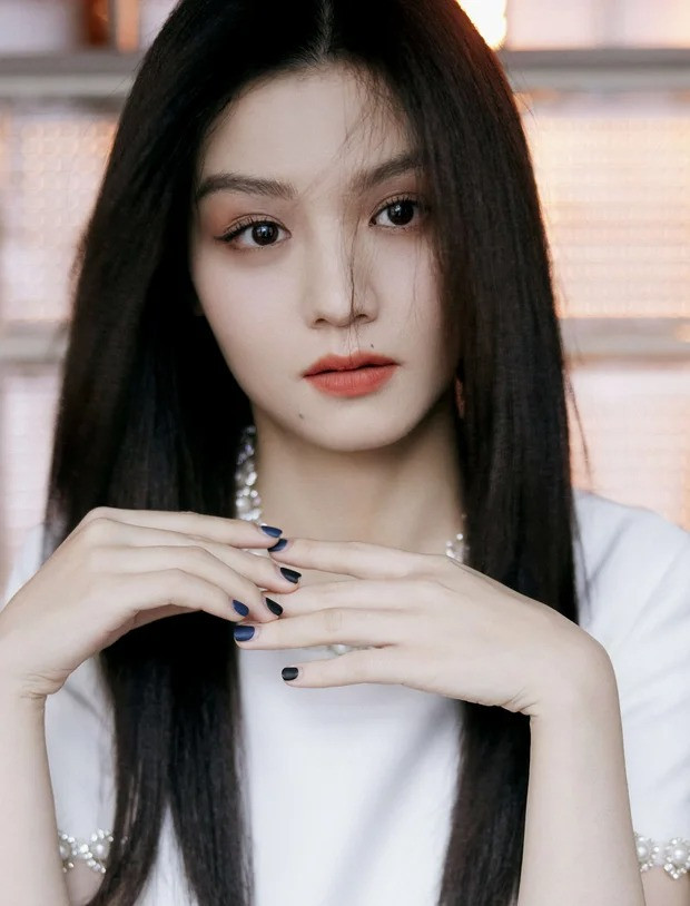 Xuân Hạ bị cấm phát ngôn. Nguyên nhân được cho là cô từng đăng bài viết kích động bạo loạn. Ảnh: Sina.