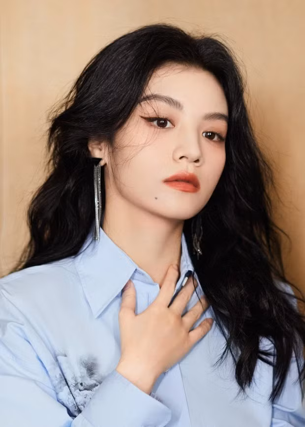 Xuân Hạ bị cấm phát ngôn. Nguyên nhân được cho là cô từng đăng bài viết kích động bạo loạn.