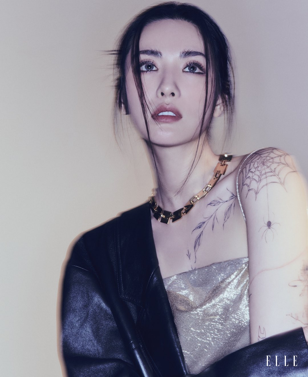 Nữ thần tượng từng gây sốc khi tiết lộ xăm hình trải dài khắp cơ thể trong buổi ra mắt phim điện ảnh Confession năm 2022. Cô chủ yếu xăm hình hoa lá, mạng nhện và cho biết cô đã cân nhắc, lựa chọn kỹ lưỡng từng hình. Loạt hình xăm khiến mỹ nhân Hàn đẹp nhất thế giới nhận nhiều ý kiến trái chiều.