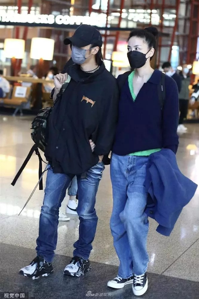 Tạ Đình Phong và Vương Phi ăn mặc đơn giản, khoác tay nhau tại sân bay. Ảnh: Sina. Tạ Đình Phong và Vương Phi ăn mặc đơn giản, khoác tay nhau tại sân bay. Ảnh: Sina.