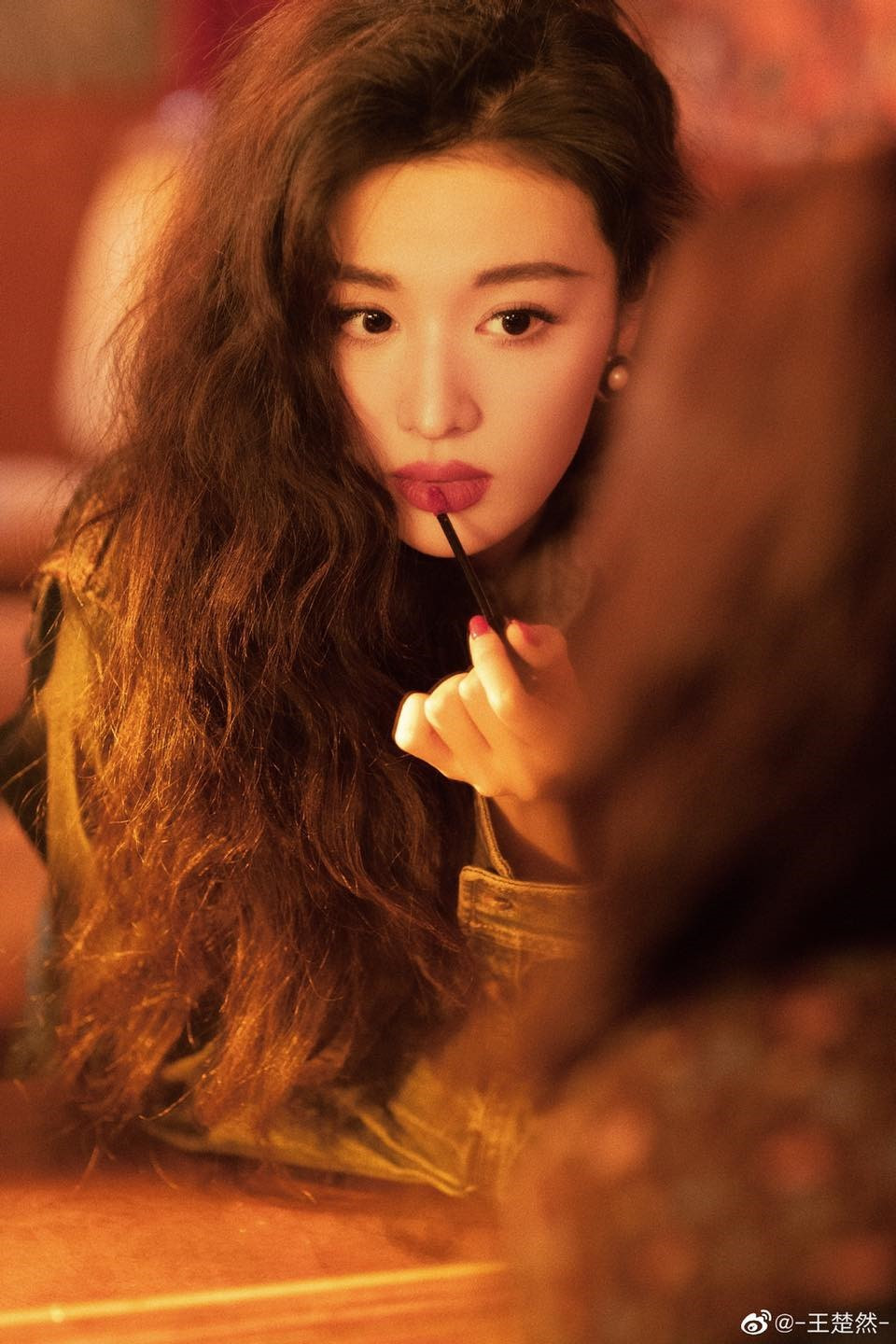 Trước những lời bàn tán, so sánh với đàn chị, Vương Sở Nhiên bày tỏ cô thần tượng Lưu Diệc Phi từ nhỏ và mỗi người đều có những đặc điểm không giống nhau. “Lưu Diệc Phi là độc nhất vô nhị, tôi cũng là độc nhất vô nhị", cô chia sẻ. Trước những lời bàn tán, so sánh với đàn chị, Vương Sở Nhiên bày tỏ cô thần tượng Lưu Diệc Phi từ nhỏ và mỗi người đều có những đặc điểm không giống nhau. “Lưu Diệc Phi là độc nhất vô nhị, tôi cũng là độc nhất vô nhị", cô chia sẻ.