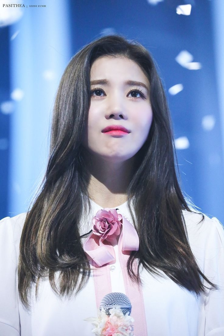 Kwon Eun Bi sinh năm 1995 tại Seoul, Hàn Quốc. Năm 2018, Eun Bi tham gia chương trình truyền hình sống còn Produce 48, phát sóng trên kênh Mnet. Cô vượt qua hàng loạt ứng viên để trở thành một mẩu của nhóm nhạc dự án IZ*ONE và được chọn làm nhóm trưởng. Trước đó, cô từng có thời gian hoạt động nghệ thuật, chủ yếu là vũ công phụ họa cho các nhóm nhạc nữ. Ảnh: Twitter.