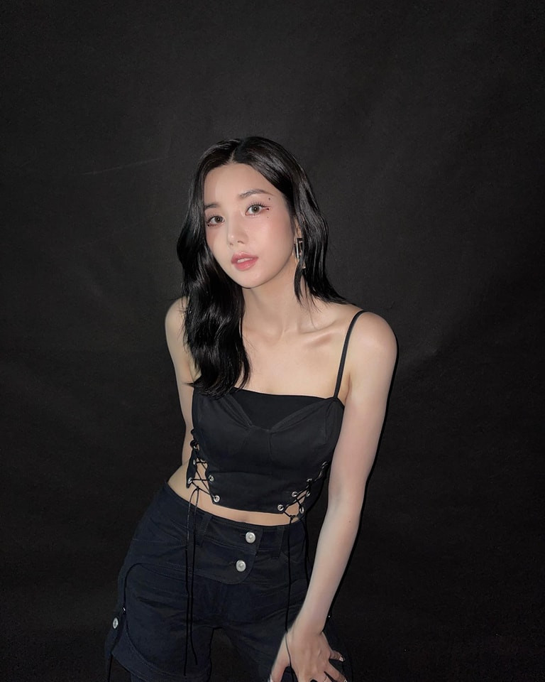 Cô có chiều cao 1,58 m song tỷ lệ cơ thể nhận được nhiều lời khen có cánh từ khán giả. Cựu trưởng nhóm IZ*ONE hướng tới phong cách gợi cảm, sành điệu sau khi hoạt động solo. Cô có chiều cao 1,58 m song tỷ lệ cơ thể nhận được nhiều lời khen có cánh từ khán giả. Cựu trưởng nhóm IZ*ONE hướng tới phong cách gợi cảm, sành điệu sau khi hoạt động solo.