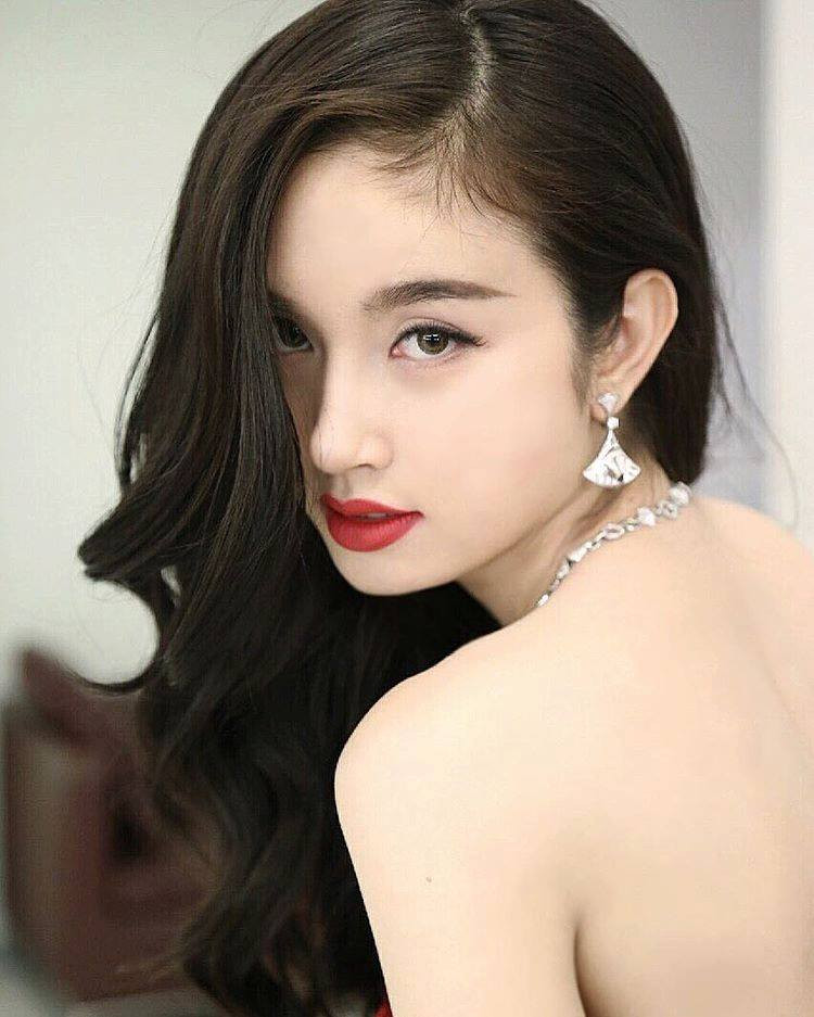 Không tiếp tục lừa dối bản thân, Nong Poy tiết kiệm tiền và thực hiện ca phẫu thuật chuyển giới toàn bộ cơ thể. Cô tự hào vì mình can đảm, không phải vì a dua theo trào lưu. Cô tin vào tiếng nói của cơ thể và muốn được sống là chính mình.