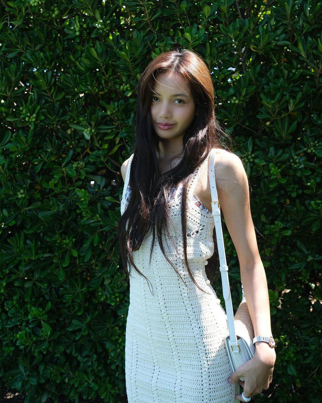 Thời gian gần đây, Lisa vướng tin hẹn hò với Frédéric Arnault - con trai tỷ phú giàu nhất nhì thế giới Bernard Arnault. Chuyện tình ái khiến nữ thần tượng nhà YG trở thành tâm điểm. Mặc những thông tin bủa vây, công ty chủ quản không thể xác nhận, Lisa vẫn chia sẻ nhiều hình ảnh đời thường lên mạng xã hội, cho thấy phong cách phóng khoáng hơn bao giờ hết. Thời gian gần đây, Lisa vướng tin hẹn hò với Frédéric Arnault - con trai tỷ phú giàu nhất nhì thế giới Bernard Arnault. Chuyện tình ái khiến nữ thần tượng nhà YG trở thành tâm điểm. Mặc những thông tin bủa vây, công ty chủ quản không thể xác nhận, Lisa vẫn chia sẻ nhiều hình ảnh đời thường lên mạng xã hội, cho thấy phong cách phóng khoáng hơn bao giờ hết.