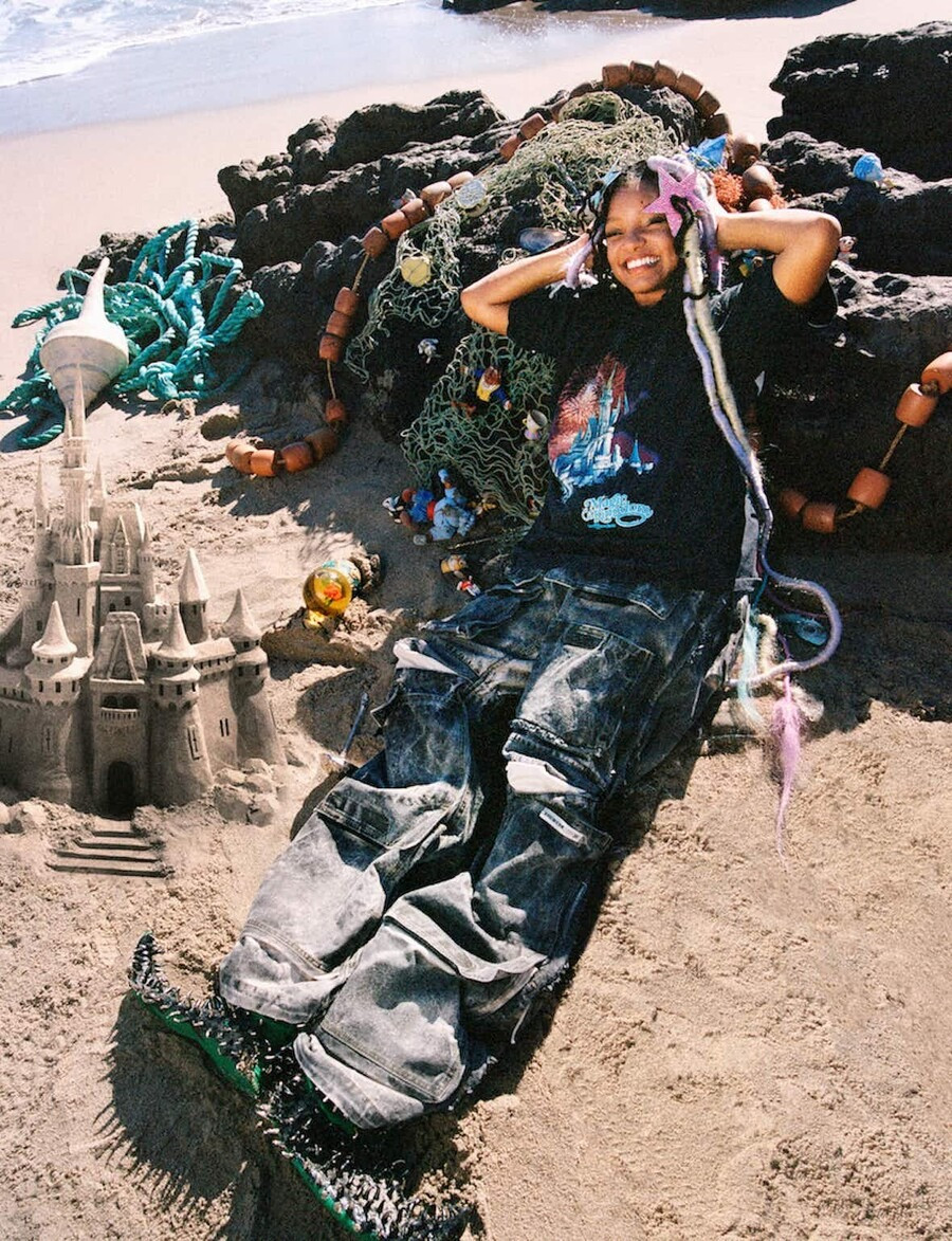 Bản phim hoạt hình Disney, tiên cá Ariel có giọng nói thiên thần, đôi mắt xanh, làn da trắng và mái tóc đỏ rực bồng bềnh. Tuy nhiên, Halle Bailey không mang đặc trưng nào giống với bản gốc, đặc biệt là mái tóc tạo nên làn sóng tranh cãi lớn. Nữ diễn viên chia sẻ: “Là phụ nữ da đen, mái tóc là thứ thiêng liêng. Thật tuyệt khi nhà sản xuất biến Ariel thành phiên bản của tôi. Tôi cảm thấy đó là kiểu tóc của nàng tiên cá”.