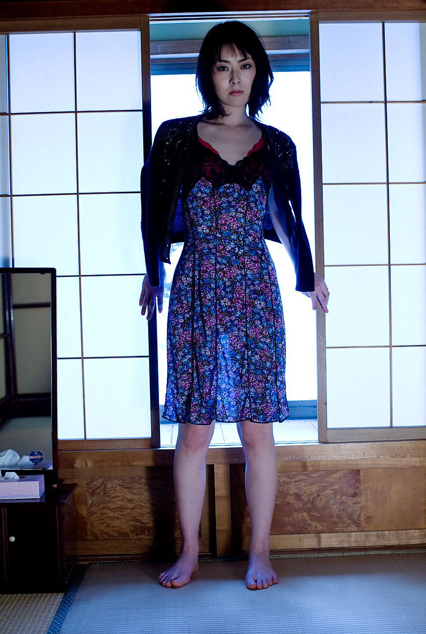 “Cô ấy đã phải chiến đấu với nhiều căn bệnh khác nhau trong quá khứ, tôi nghĩ cô ấy đã hiểu nhầm hạnh phúc của mình là hôn nhân. Cô có thể tự do yêu và kết hôn, nhưng điều đó sẽ chỉ khiến cô thêm tổn thương. Hôn nhân không phải lúc nào cũng hạnh phúc nên tôi nghĩ mình nên trở thành người phụ nữ mạnh mẽ trong mọi việc hơn là nóng vội”, một khán giả để lại bình luận trên Yahoo.