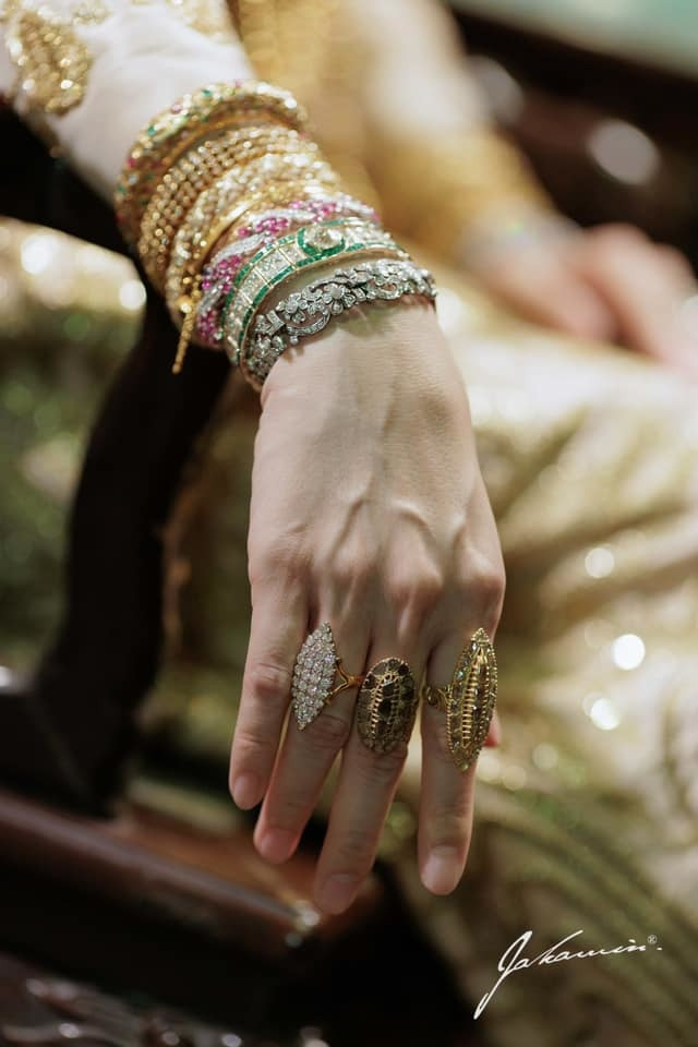 Trang sức ở hai tay, cổ chân người đẹp.