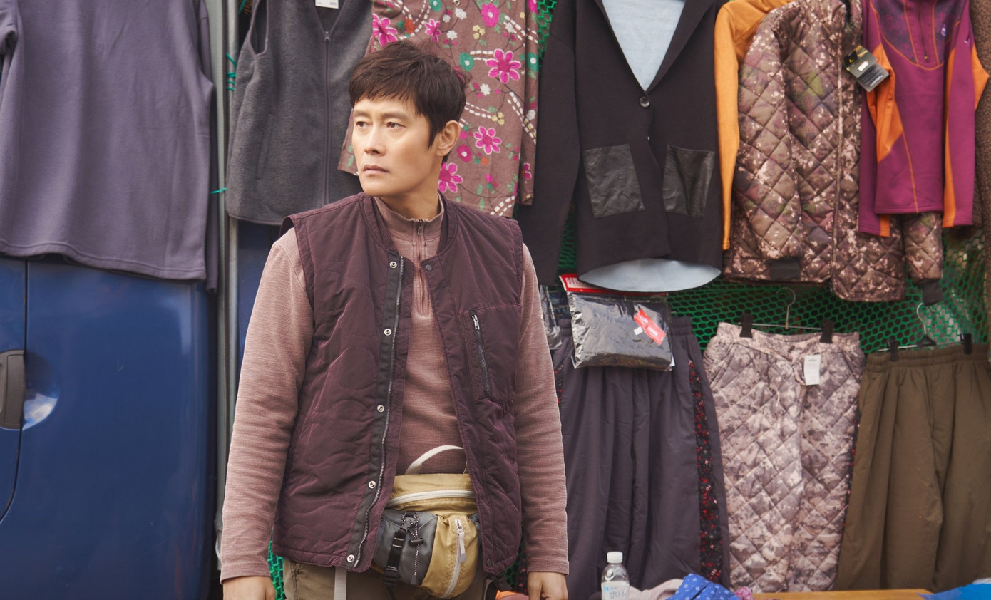 Vị trí số 1 gọi tên Lee Byung Hun. Theo SCMP, có nhiều ứng cử viên cho ngôi vị này nhưng Lee Byung Hun là xứng đáng nhất khi vẫn luôn tỏa sáng suốt nhiều thập kỷ qua. 20 năm trước, diễn viên có dấu mốc đáng nhớ với All In, Beautiful Days thống lĩnh rating phim truyền hình tại Hàn. Một thập kỷ sau, tài tử đưa ngành công nghiệp điện ảnh đi theo hướng mới đầy táo bạo với bom tấn hành động Iris. Năm 2018, Lee Byung Hun trở lại đỉnh cao trong loạt phim lịch sử, tình cảm Mr. Sunshine và thậm chí còn xuất hiện trong vai thủ lĩnh bí ẩn sê-ri Trò chơi con mực gây chấn động toàn cầu. Bộ phim gần đây của tài tử là Our Blues, trong tác phẩm này Lee Byung Hun lần đầu đem đến dáng vẻ quê mùa, cục mịch với cách diễn tự nhiên, chứng minh đẳng cấp ngôi sao hàng đầu.