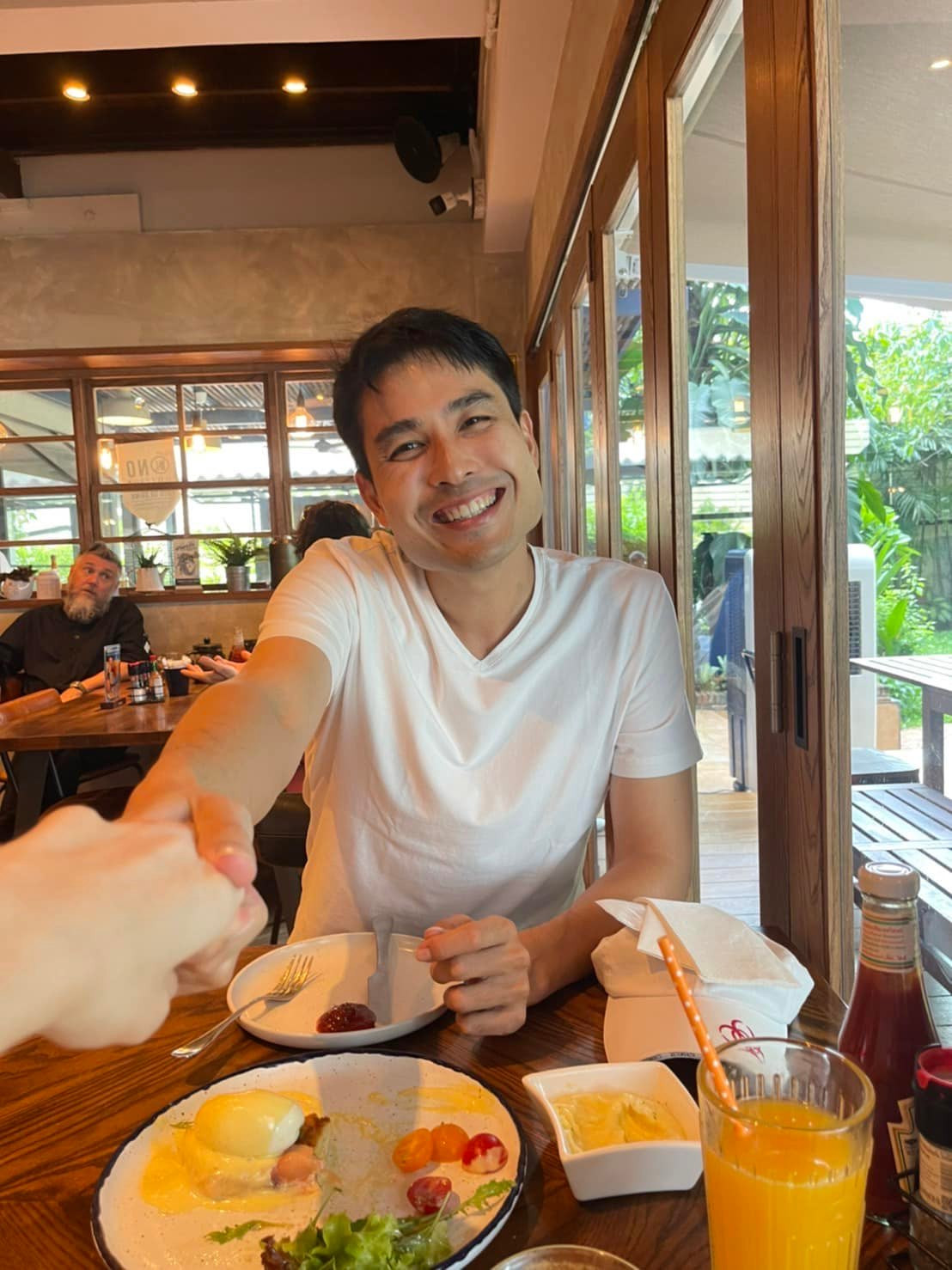 Quan hệ của vợ sắp cưới và gia đình Oak Phakwa Hongyok khăng khít. Nong Poy từng chia sẻ rằng cô hạnh phúc khi có người yêu trưởng thành, tâm lý. Trong thời gian cô đi công tác, Oak thường đến chơi nhà trò chuyện, nấu cơm cùng bà ngoại cô. Quan hệ của vợ sắp cưới và gia đình Oak Phakwa Hongyok khăng khít. Nong Poy từng chia sẻ rằng cô hạnh phúc khi có người yêu trưởng thành, tâm lý. Trong thời gian cô đi công tác, Oak thường đến chơi nhà trò chuyện, nấu cơm cùng bà ngoại cô.