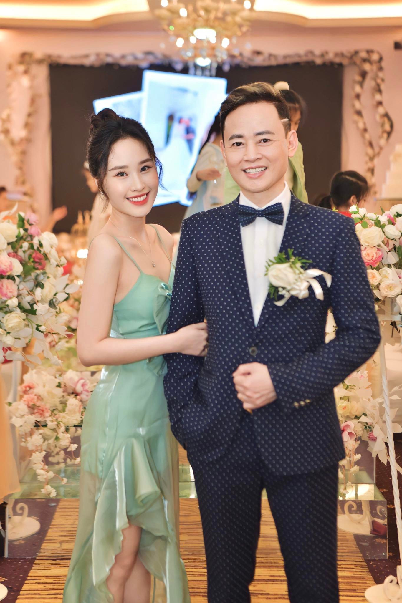 Thiên Nga cùng bố và các em trong đám cưới. Ảnh: NVCC.