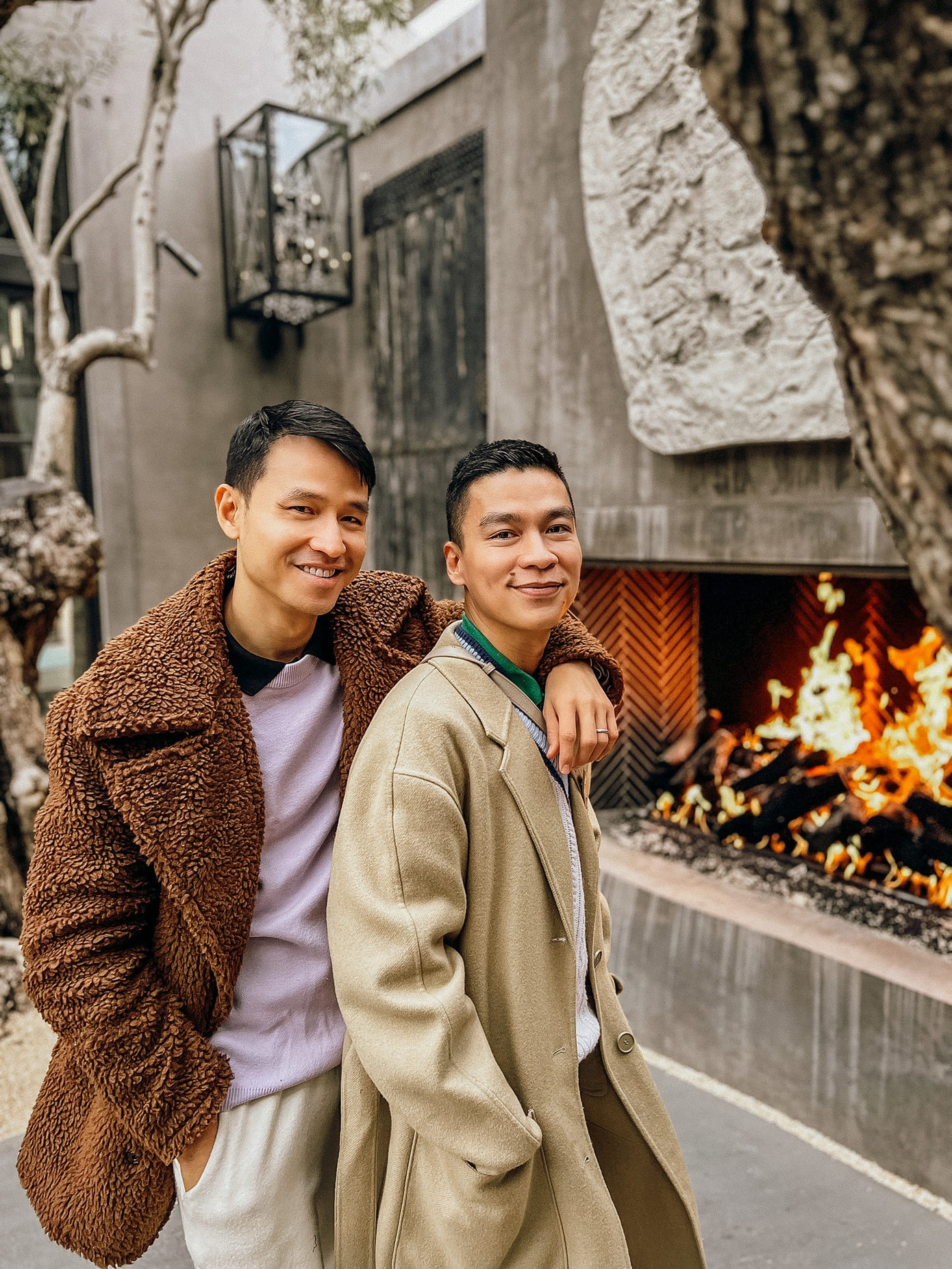 Adrian Anh Tuấn và bạn đời Sơn Đoàn thăm thú tại Mỹ. Cả hai ghé đến tòa thị chính San Francisco, nơi 8 năm trước họ chính thức nên duyên vợ chồng.