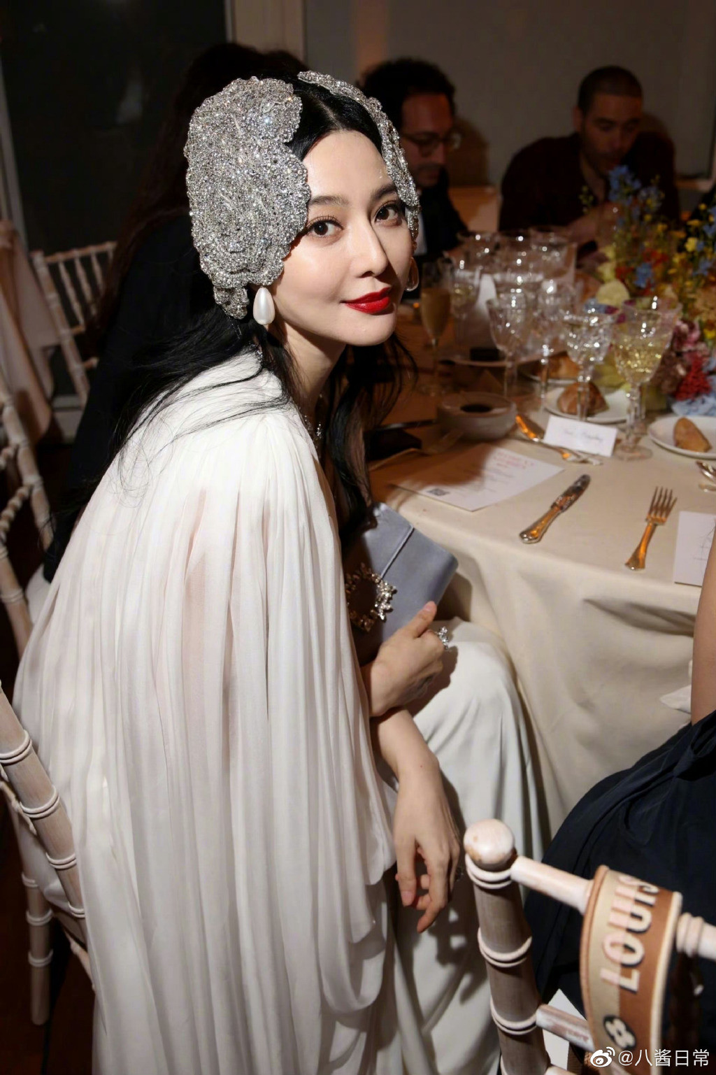 “Thần thái, khí chất, phong cách của Phạm gia luôn khiến tôi trầm trồ. Chưa bao giờ thất vọng”, “Phạm Băng Băng quá đỉnh nhưng phải công nhận ê-kíp đứng sau cũng xuất sắc khiến mỗi lần cô ấy xuất hiện đều độc lạ như vậy”, “Sao Hoa ngữ chỉ chờ thảm đỏ của Phạm Băng Băng, có điều gì rất hút mắt”… các bình luận để lại. Nhiều khán giả đặt câu hỏi về lứa tiểu hoa có ai nối gót Phạm Băng Băng tại thảm đỏ liên hoan phim không.