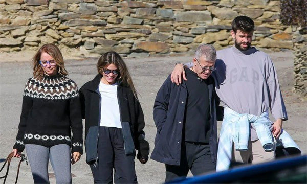 Gia đình Pique thân thiết với Clara Chia Marti. Ảnh: Hola.