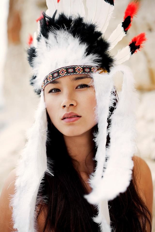 Trong phim, Karolina Conchet là cô chị có nhiều lời thoại nhất. Dù không phải là nhân vật chính, diễn xuất của cô cũng được khán giả yêu mến và công nhận. Nhân vật Mala là cô chị thân thiết của Ariel, luôn giúp đỡ và hỗ trợ Ariel trong những thời điểm quan trọng. Đồng thời, màu sắc vây đuôi của Mala cũng khác so với những chị em khác. Màu vây đuôi của Mala có màu hồng và cam, mang lại sự độc đáo và cá tính. Mala được xem là nàng tiên cá mạnh mẽ, có khiếu hài hước, ghét tàu đắm và những thứ gây ô nhiễm. Trong phim, Karolina Conchet là cô chị có nhiều lời thoại nhất. Dù không phải là nhân vật chính, diễn xuất của cô cũng được khán giả yêu mến và công nhận. Nhân vật Mala là cô chị thân thiết của Ariel, luôn giúp đỡ và hỗ trợ Ariel trong những thời điểm quan trọng. Đồng thời, màu sắc vây đuôi của Mala cũng khác so với những chị em khác. Màu vây đuôi của Mala có màu hồng và cam, mang lại sự độc đáo và cá tính. Mala được xem là nàng tiên cá mạnh mẽ, có khiếu hài hước, ghét tàu đắm và những thứ gây ô nhiễm.