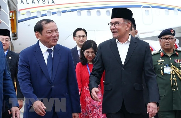 Bộ trưởng Bộ Văn hóa, Thể thao và Du lịch Nguyễn Văn Hùng đón Thủ tướng Malaysia Anwar Ibrahim và Phu nhân tại Sân bay Quốc tế Nội Bài. (Ảnh: Phạm Kiên/TTXVN) Bộ trưởng Bộ Văn hóa, Thể thao và Du lịch Nguyễn Văn Hùng đón Thủ tướng Malaysia Anwar Ibrahim và Phu nhân tại Sân bay Quốc tế Nội Bài. (Ảnh: Phạm Kiên/TTXVN)