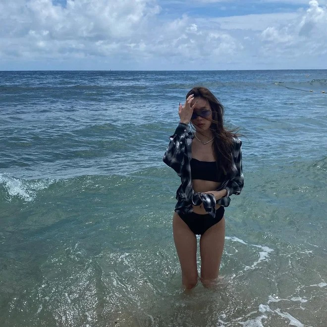 Không ít lần, Moon Seo Yoon tự tin diện bikini, khoe thân hình nuột nà và đôi chân dài miên man không thua kém người mẫu.