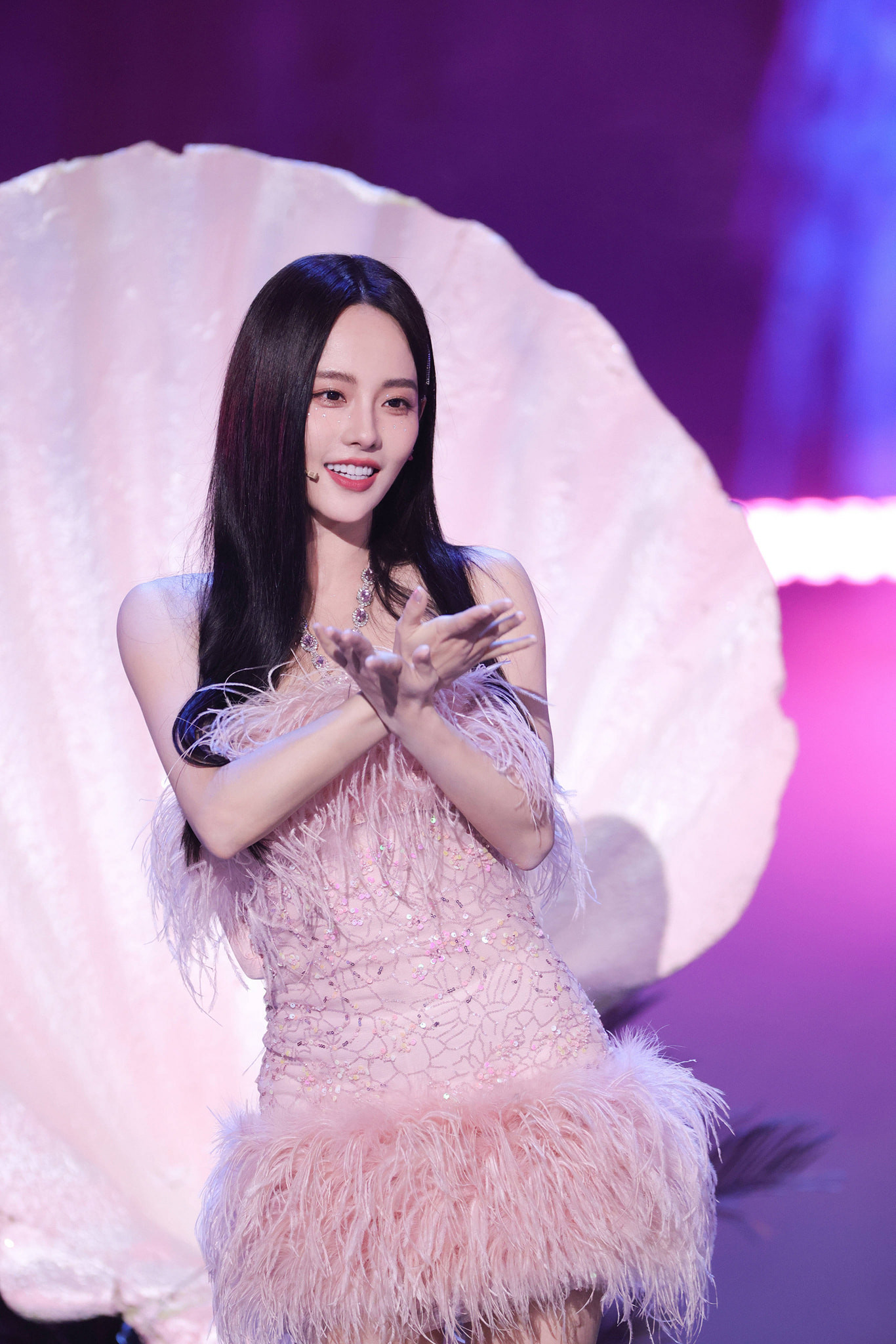 Mỹ nhân nhận nhiều lời khen về ngoại hình là Trương Gia Nghê. Nữ diễn viên 35 tuổi nổi bật trong bộ đầm hồng pastel và có những shoot hình gây sốt. Mỹ nhân nhận nhiều lời khen về ngoại hình là Trương Gia Nghê. Nữ diễn viên 35 tuổi nổi bật trong bộ đầm hồng pastel và có những shoot hình gây sốt.