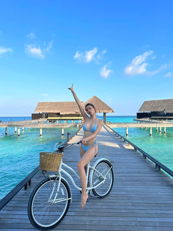 Á hậu 2 Hoa hậu Việt Nam 2020 Nguyễn Lê Ngọc Thảo tận hưởng kỳ nghỉ Tết dương lịch năm nay bằng chuyến đi đến đảo thiên đường Maldives. Người đẹp tạm quên những bận bịu của cuộc sống để hòa mình vào thiên nhiên.