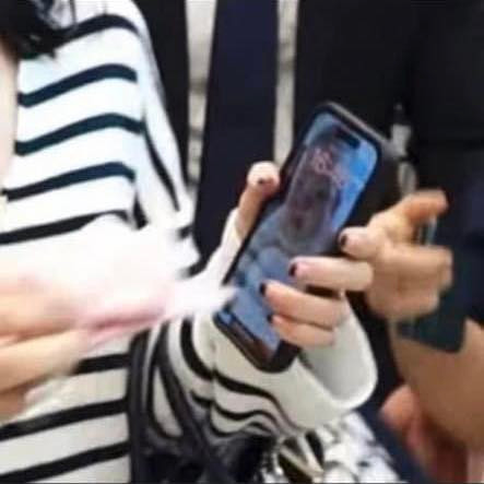 Bức ảnh được cho là con trai Son Ye Jin và Hyun Bin nhanh chóng lan truyền trên mạng xã hội. Ảnh: Naver.