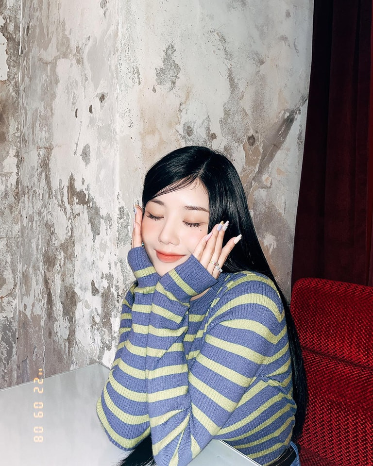 Phong cách đời thường của nữ ca sĩ hướng đến sự trẻ trung, thanh lịch. Khán giả dành lời khen Kwon Eun Bi giữ được phong độ sau thời gian hoạt động cùng IZ*ONE. Dù không vượt trội về thành tích, ca sĩ vẫn có được lượng khán giả ổn định, luôn đồng hành cùng cô từ thời điểm thi Produce 48 đến hiện tại. Ảnh: Top Starnews, IG.