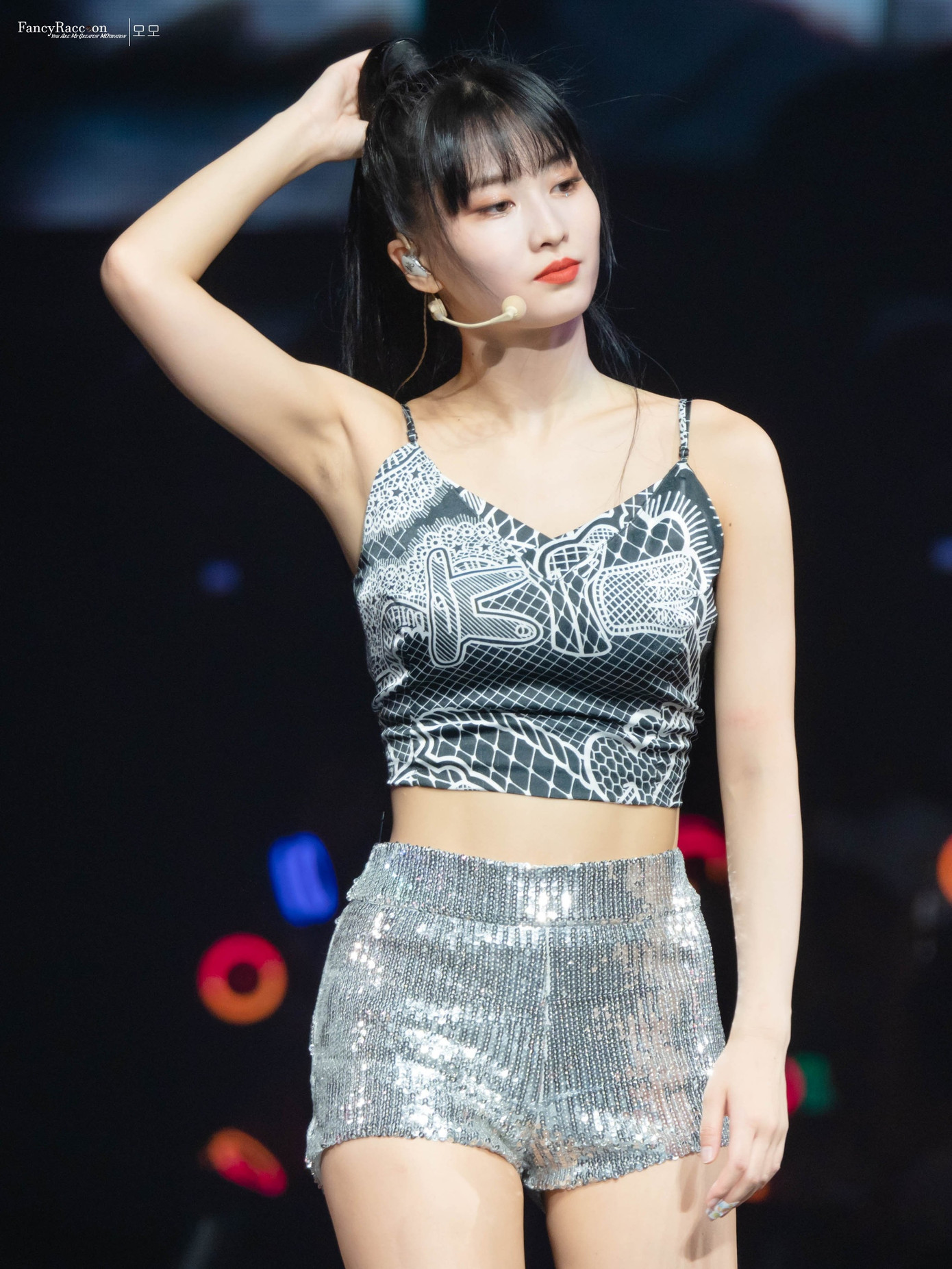 Dù không có chiều cao lý tưởng (khoảng 1,62 m), nữ thần tượng sinh năm 1996 vẫn hút mắt người nhìn nhờ tỷ lệ cơ thể đẹp, cặp chân dài thẳng tắp, ba vòng nở nang, cô gây chú ý khi diện đồ tôn triệt để đường cong cơ thể. Ảnh: Pinterest.