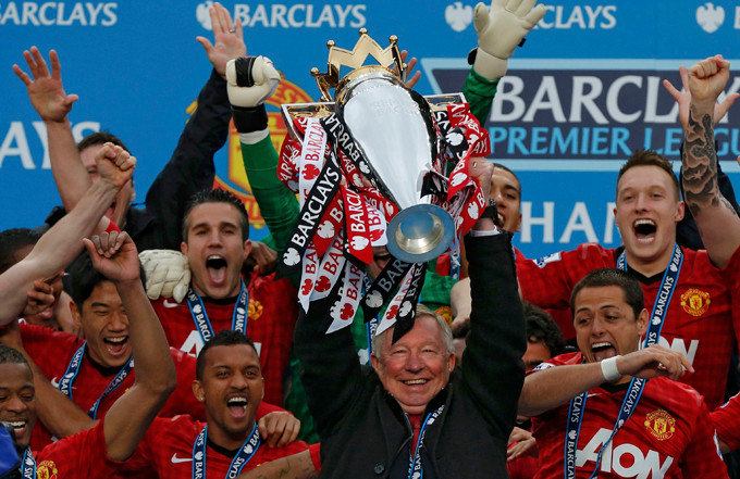 HLV Ferguson giơ cao cúp vô địch trên bục chiến thắng - Ảnh: Reuters