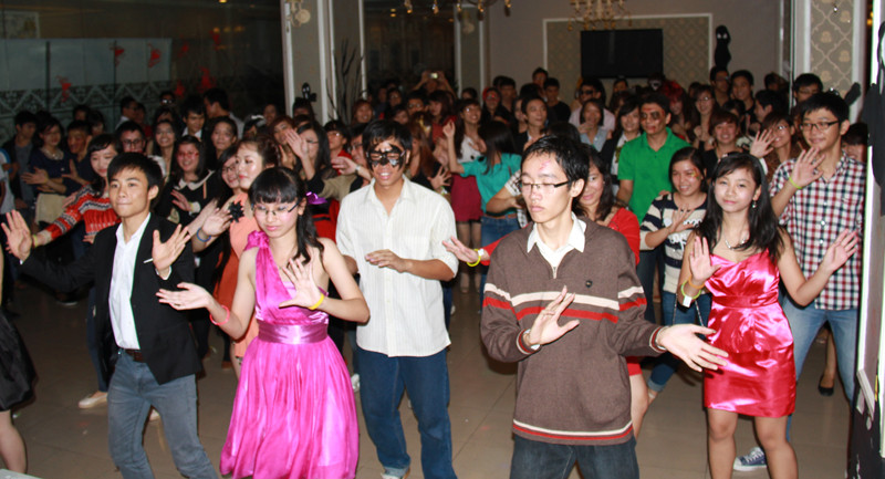 Các điệu nhảy tập thể trong đêm hội