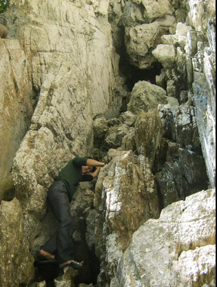 Để chạm được tới cửa hang, phải leo qua 25m bằng vách đá dựng đứng