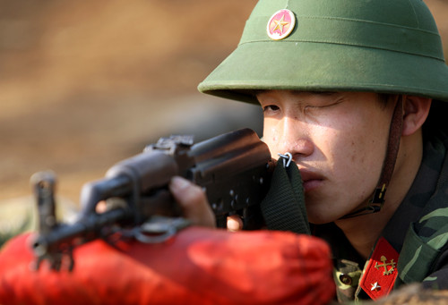 Binh nhì Cao Minh Quân quê ở phường Chăm Mát, Thành phố Hoà Bình nhập ngũ đầu năm 2012 nhìn rắn rỏi hơn những ngày đầu mới vào đơn vị