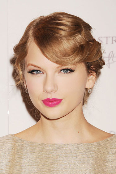 Cô nàng trở lại hình ảnh cổ điển với mái tóc tết búi cầu kỳ và đôi môi hồng đậm trong buổi ra mắt nhãn hiệu nước hoa của riêng mình