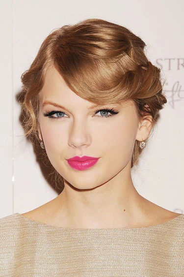 Cô nàng trở lại hình ảnh cổ điển với mái tóc tết búi cầu kỳ và đôi môi hồng đậm trong buổi ra mắt nhãn hiệu nước hoa của riêng mình