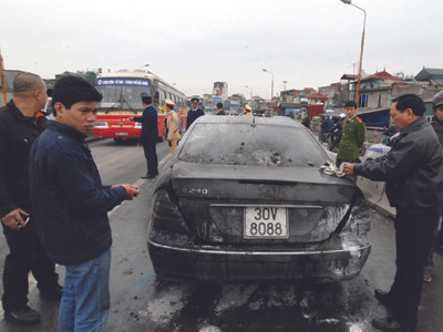 Một chiếc Mercedes bị cháy ở Hà Nội Ảnh: Minh Đức . Một chiếc Mercedes bị cháy ở Hà Nội Ảnh: Minh Đức