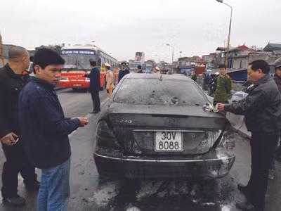 Một chiếc Mercedes bị cháy ở Hà Nội Ảnh: Minh Đức 