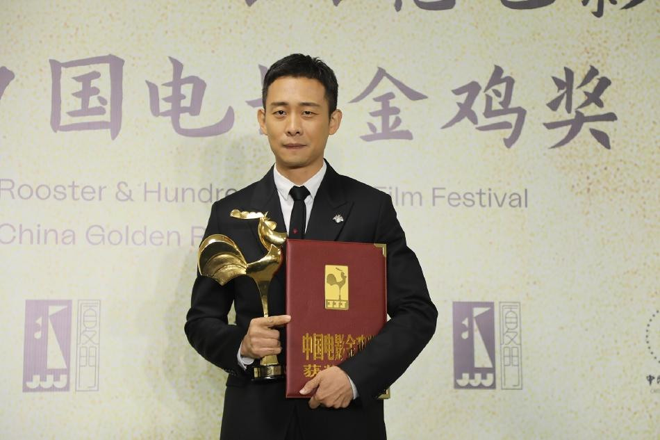 Tài tử Trương Dịch trở thành "Ảnh đế" Kim Kê lần thứ 34 nhờ vai chính trong "Phía trên vách núi". Bộ phim này còn được xướng tên ở hạng mục "Quay phim xuất sắc".