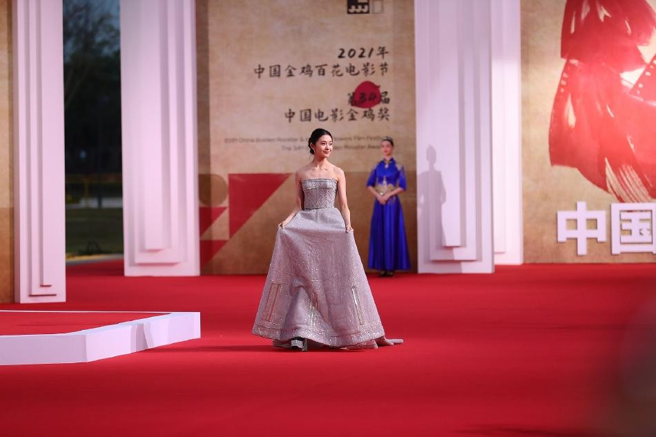 Một "Mưu nữ lang" khác cũng dự thảm đỏ Kim Kê năm nay là Lưu Hạo Tồn. Bộ phim "One Second" của Trương Nghệ Mưu do cô đóng chính là một trong những tác phẩm tranh giải tại Kim Kê năm nay.