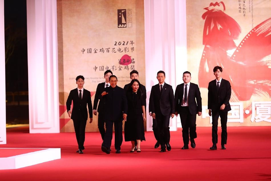 Ngày 30/12, đạo diễn Trương Nghệ Mưu cùng dàn diễn viên phim "Sharpshooter" đổ bộ thảm đỏ Lễ bế mạc giải thưởng điện ảnh Trung Quốc Kim Kê lần thứ 34.