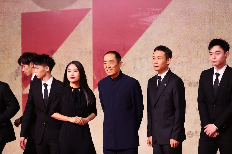 Vị đạo diễn nổi tiếng trông khỏe mạnh, trẻ trung hơn tuổi 71. Đứng cạnh ông trên thảm đỏ là nhà văn/nữ biên kịch Trương Mạt và nam diễn viên Trương Dịch.