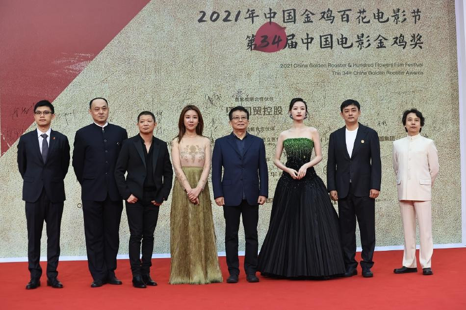 Trong sự kiện điện ảnh hàng đầu Trung Quốc này, Trương Nghệ Mưu tái ngộ "nàng thơ" 8x Nghê Ni. Nàng "Mưu nữ lang" không xuất hiện cùng ân sư, mà dự thảm đỏ với đoàn phim "Yanagawa".