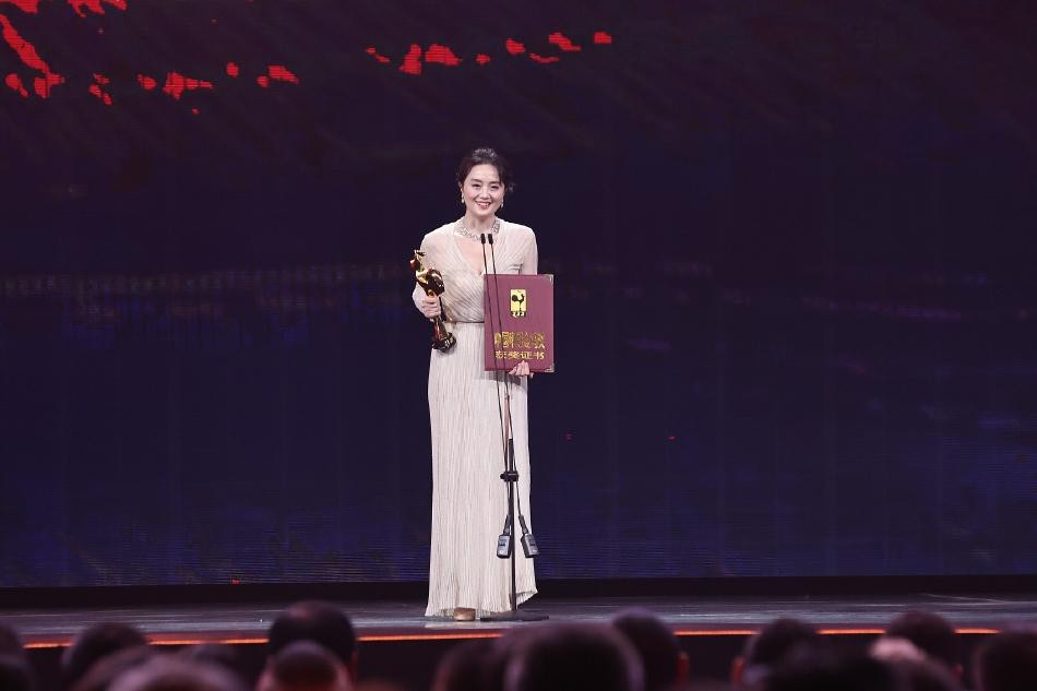 Chu Viện Viện nhận giải "Nữ diễn viên phụ xuất sắc" nhờ bộ phim "Chị tôi".