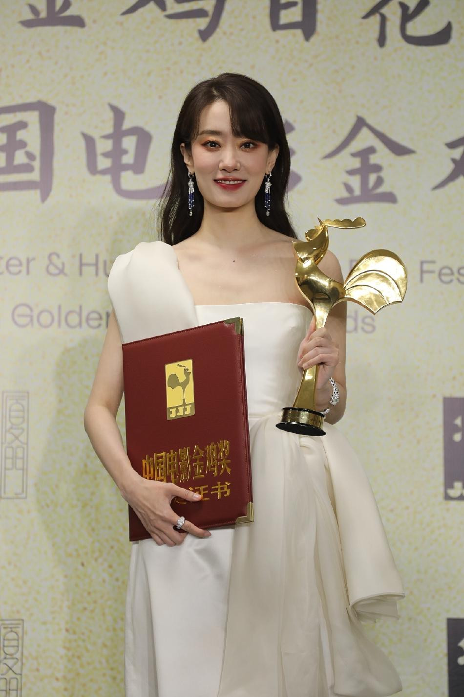 "Ảnh hậu" Kim Kê thuộc về nữ diễn viên Trương Tiểu Phỉ với vai chính trong "Xin chào, Lý Hoán Anh" của nữ đạo diễn Giả Linh. Bộ phim giả tưởng về tình cảm mẹ con, gia đình đạt doanh thu hơn 5,2 tỷ nhân dân tệ - tạo "cơn sốt" phòng vé xứ Trung dịp Tết Nguyên đán 2021.