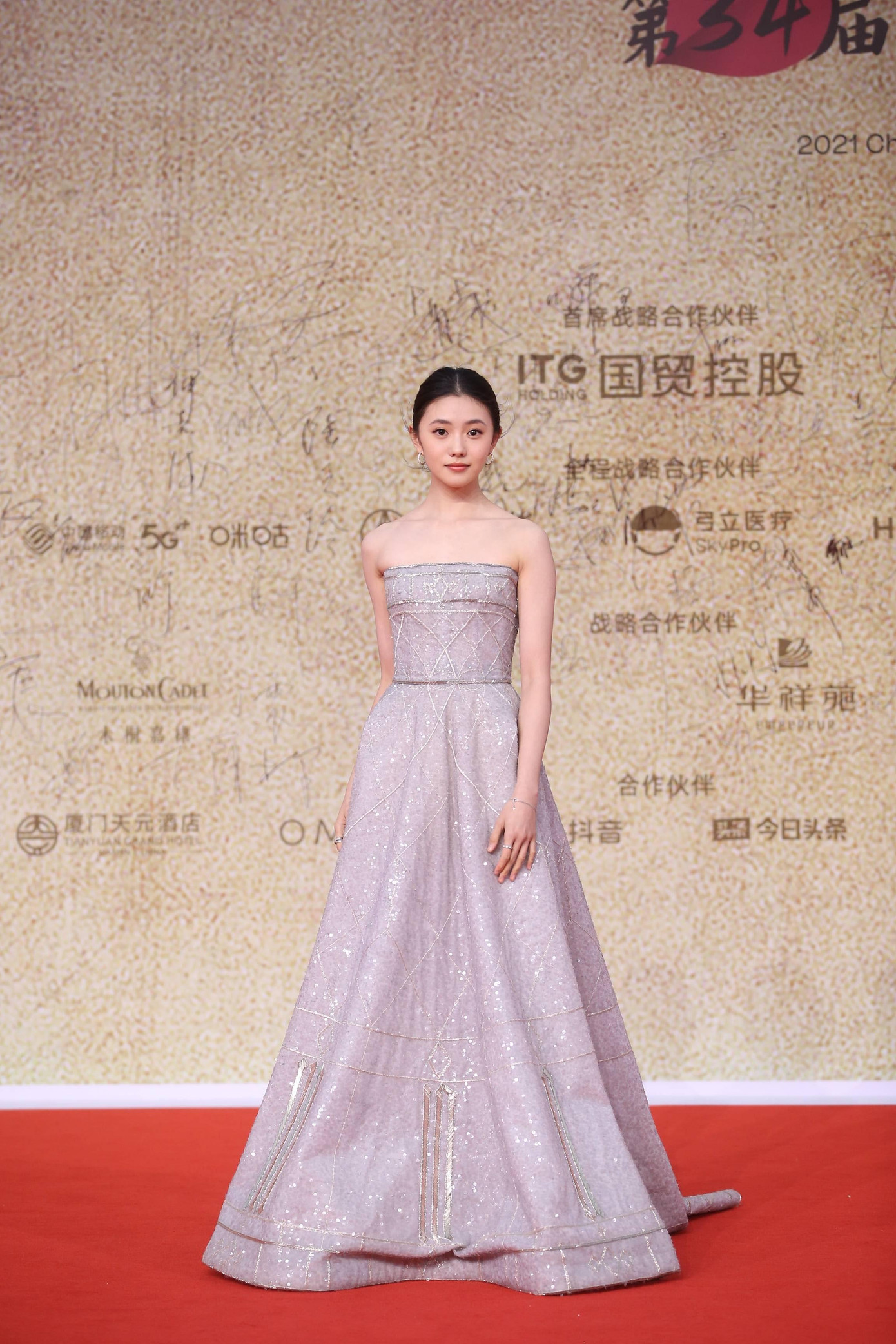 Mỹ nhân 23 tuổi nổi bật trên thảm đỏ với vẻ khả ái, thanh thuần trong chiếc đầm quây công chúa màu bạc.