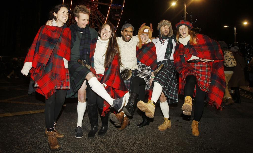 Người Scotland rải thứ gì trước cửa nhà vào đêm trước năm mới?