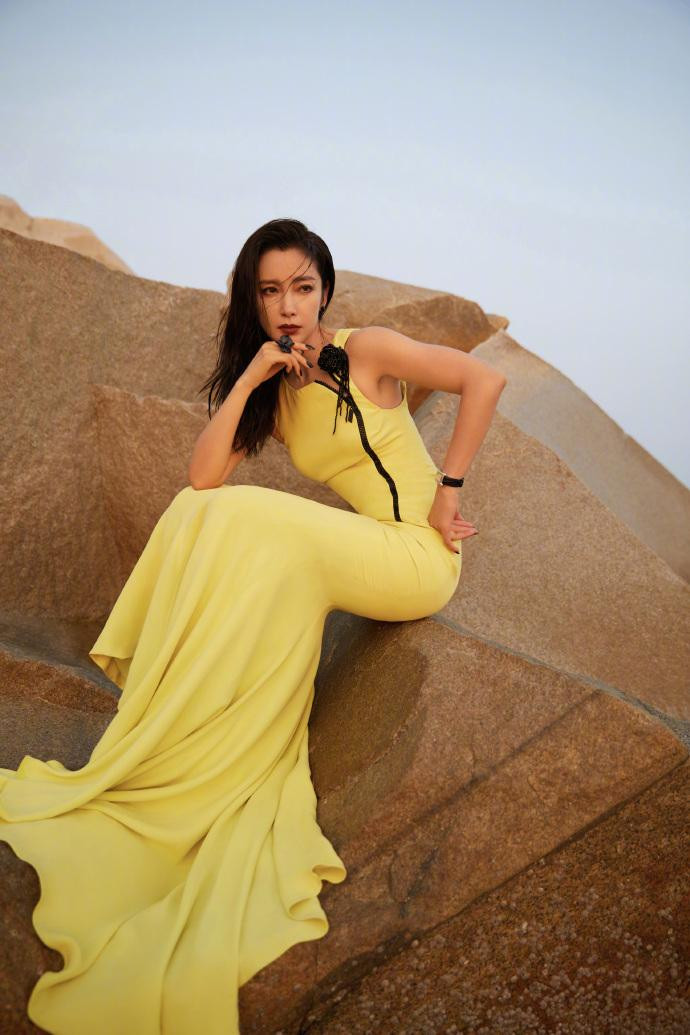 Bộ ảnh chỉnh sửa quá mức khiến cơ thể Lý Băng Băng có phần dị dạng ở bức ảnh này. Phần eo của cô trông khá kỳ cục so với tổng thể.