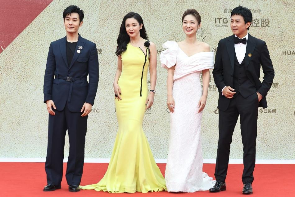 Chiều ngày 30/12, Lý Băng Băng dự thảm đỏ Lễ bế mạc giải thưởng điện ảnh Trung Quốc Kim Kê lần thứ 34 tại Hạ Môn, tỉnh Phúc Kiến, Trung Quốc, cùng với Huỳnh Hiểu Minh, Đặng Siêu và Lam Vũ. Được biết, đây là 4 người dẫn chương trình của sự kiện năm nay.